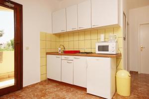 Kuchyňa alebo kuchynka v ubytovaní Apartments with parking spaces Orebic, Peljesac - 10075