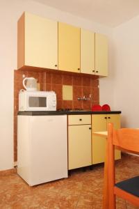 Kuchyňa alebo kuchynka v ubytovaní Apartments with parking spaces Orebic, Peljesac - 10075