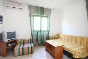 Televízia a/alebo spoločenská miestnosť v ubytovaní Apartments with parking spaces Orebic, Peljesac - 10075