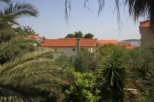 Vonkajšia záhrada v ubytovaní Apartments with parking spaces Orebic, Peljesac - 10075