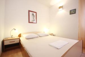 Posteľ alebo postele v izbe v ubytovaní Apartments with a parking space Orebic, Peljesac - 10075