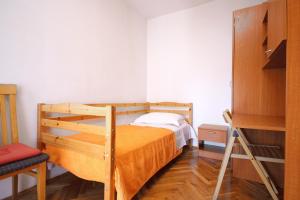 Holiday apartments Split - 10315 في سبليت: غرفة نوم مع سرير بطابقين وسلم