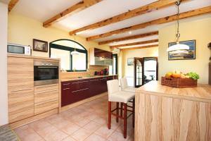 Η κουζίνα ή μικρή κουζίνα στο Family friendly house with a swimming pool Marina, Trogir - 10317