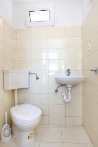 y baño con aseo y lavamanos. en Apartments by the sea Marina, Trogir - 10327, en Marina