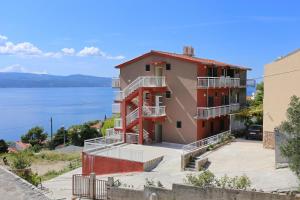 Fotografia z galérie ubytovania Apartments with a parking space Stanici, Omis - 10324 v Omise