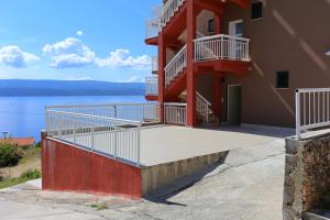 Fotografia z galérie ubytovania Apartments with a parking space Stanici, Omis - 10324 v Omise