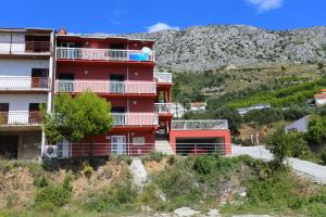 Fotografia z galérie ubytovania Apartments with a parking space Stanici, Omis - 10324 v Omise