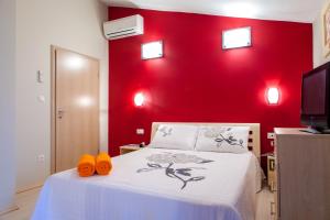 Postel nebo postele na pokoji v ubytování Apartments with a parking space Stanici, Omis - 10324
