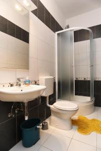 e bagno con servizi igienici, lavandino e doccia. di Apartments by the sea Seget Vranjica, Trogir - 10328 a Seget Vranjica
