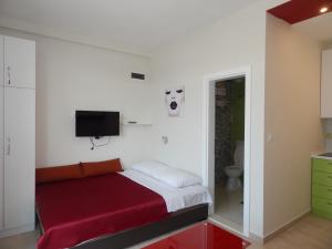 małą sypialnię z łóżkiem z czerwonym kocem w obiekcie Apartments by the sea Razanj, Rogoznica - 10318 w Rogoznicy