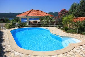 Swimming pool sa o malapit sa Seaside family friendly house with a swimming pool Viganj, Peljesac - 10253