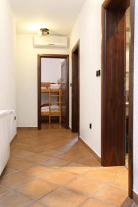 Postel nebo postele na pokoji v ubytování Apartments and rooms with parking space Duce, Omis - 10303