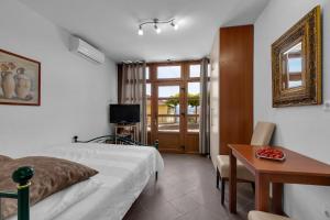 Postel nebo postele na pokoji v ubytování Apartments and rooms with parking space Duce, Omis - 10303