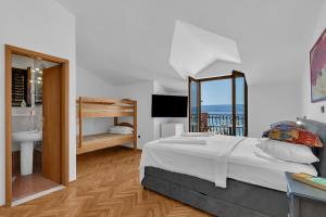 Postel nebo postele na pokoji v ubytování Apartments and rooms with parking space Duce, Omis - 10303
