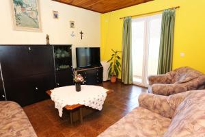 TV a/nebo společenská místnost v ubytování Apartments with parking spaces Orebic, Peljesac - 10102