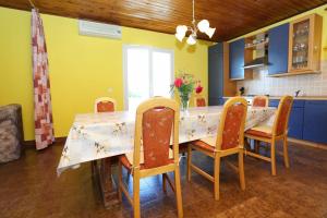 Kuchyň nebo kuchyňský kout v ubytování Apartments with parking spaces Orebic, Peljesac - 10102