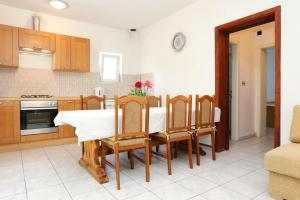 Kuchyň nebo kuchyňský kout v ubytování Apartments with parking spaces Orebic, Peljesac - 10102