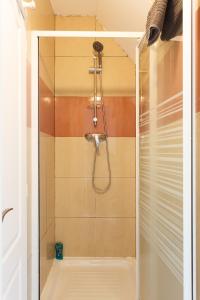 La salle de bains est pourvue d'une douche avec une porte en verre. dans l'établissement LEON GAMBETTA F2 TERRASSE JARDIN, à Drancy