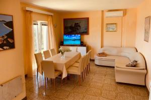 Μια τηλεόραση ή/και κέντρο ψυχαγωγίας στο Family friendly seaside apartments Prizba, Korcula - 10061