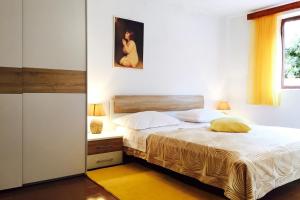 Ένα ή περισσότερα κρεβάτια σε δωμάτιο στο Family friendly seaside apartments Prizba, Korcula - 10061