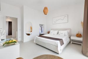 Dormitorio blanco con cama y mesa en Villa Marianna, en Massa Lubrense