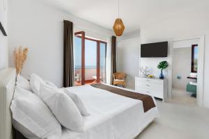 1 dormitorio con cama blanca y vistas al océano en Villa Marianna, en Massa Lubrense