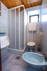y baño con ducha, aseo y lavamanos. en Apartments by the sea Viganj, Peljesac - 10140, en Viganj