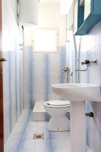 ein Badezimmer mit einem weißen Waschbecken und einem WC in der Unterkunft Apartments by the sea Cove Pjestata, Peljesac - 10236 in Blaževo