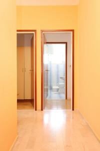 ein leeres Badezimmer mit gelben Wänden und ein Badezimmer mit WC in der Unterkunft Apartments by the sea Cove Pjestata, Peljesac - 10236 in Blaževo