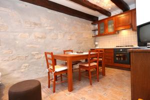 Kuchyňa alebo kuchynka v ubytovaní Holiday house with a parking space Zrnovo, Korcula - 10030