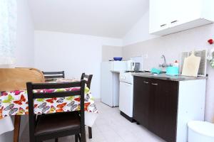 Kuchyňa alebo kuchynka v ubytovaní Apartments by the sea Drace, Peljesac - 10211 + 24 fotografií