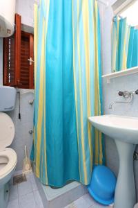 トゥルパニにあるApartments with parking space Trpanj, Peljesac - 10131のバスルーム(青いシャワーカーテン、シンク付)