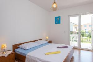 sypialnia z łóżkiem z dwoma ręcznikami w obiekcie Apartments with a parking space Orebic, Peljesac - 10160 w Orebiciu