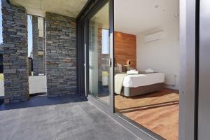 Postel nebo postele na pokoji v ubytování Grand Suites Lake Tekapo