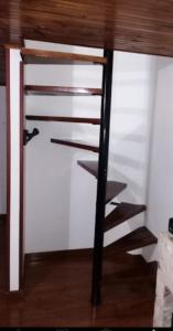 eine Treppe in der Ecke eines Zimmers in der Unterkunft Hermoso acogedor y hogareño apartamento duplex tipo loft suba la campiña in Bogotá