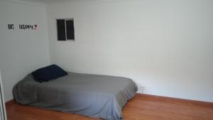 Ein Bett oder Betten in einem Zimmer der Unterkunft Hermoso acogedor y hogareño apartamento duplex tipo loft suba la campiña