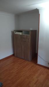 una habitación vacía con un armario de madera en una habitación en Hermoso acogedor y hogareño apartamento duplex tipo loft suba la campiña, en Bogotá