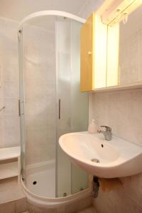 Et badeværelse på Apartments with a parking space Orebic, Peljesac - 10093