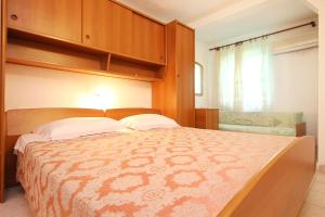 En eller flere senge i et værelse på Apartments with a parking space Orebic, Peljesac - 10093
