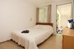 ein Schlafzimmer mit einem Bett in einem Zimmer mit einem Fenster in der Unterkunft Apartments with a parking space Orebic, Peljesac - 10103 in Orebić
