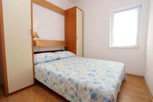 1 dormitorio con cama y ventana en Apartments with a parking space Trstenik, Peljesac - 10109, en Trstenik