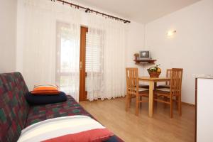 uma sala de estar com um sofá e uma mesa em Apartments with a parking space Orebic, Peljesac - 10159 em Orebić