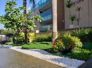 um edifício com um vaso de flores em frente em Lindo flat Easy Life em Goiânia