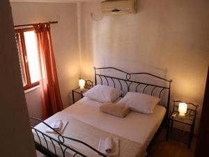 Ένα ή περισσότερα κρεβάτια σε δωμάτιο στο Apartments with WiFi Trpanj, Peljesac - 10121