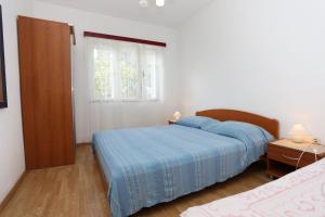 1 Schlafzimmer mit 2 Betten und einem Fenster in der Unterkunft Apartments by the sea Viganj, Peljesac - 10116 in Viganj