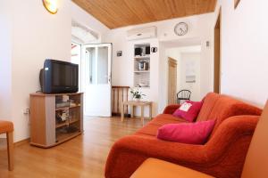 TV a/nebo společenská místnost v ubytování Family friendly apartments with a swimming pool Kuciste - Perna, Peljesac - 10143