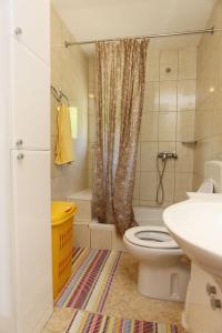 Koupelna v ubytování Family friendly apartments with a swimming pool Kuciste - Perna, Peljesac - 10143