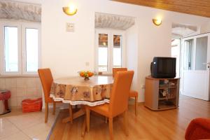 a kitchen and dining room with a table and chairs at Family friendly apartments with a swimming pool Kuciste - Perna, Peljesac - 10143 in Kučište