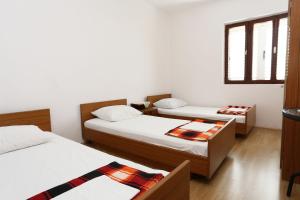 Ένα ή περισσότερα κρεβάτια σε δωμάτιο στο Apartments with parking space Trpanj, Peljesac - 10148