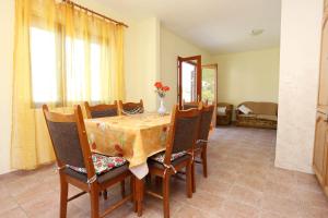 a dining room with a table and chairs at Apartments with parking space Trpanj, Peljesac - 10148 in Trpanj